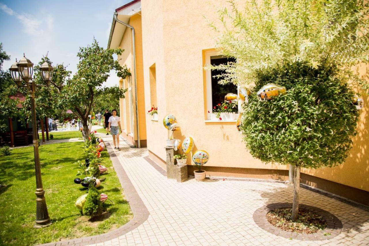 Beauty Complex Hotel Berehove  Ngoại thất bức ảnh